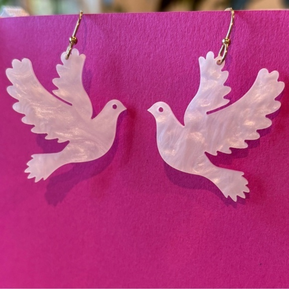 Dove shaped pearl earrings 24k plated ball & hook posts nwt‎